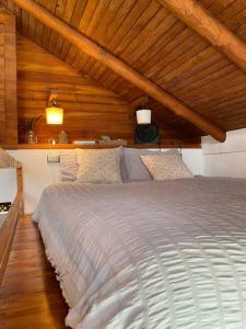 a large bed in a room with a wooden ceiling at Tropical - Airy, open plan apartment in heart of Santa Teresa in Santa Teresa Beach