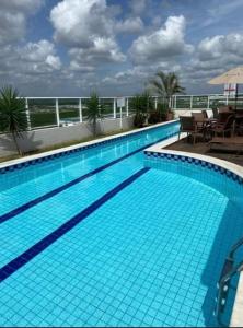 - une grande piscine bleue au-dessus d'un bâtiment dans l'établissement West Flat Studio30 na Nova Betânia - INNOVA, à Mossoró 4 autres photos