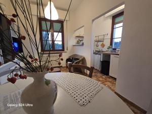 un jarrón con flores en él sentado en una mesa en Podere Ponticini, en Siena