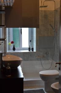 マテーラにあるResidenza Sant'Eustachioのバスルーム(シャワー、洗面台、トイレ付)