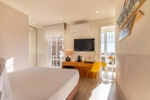Sercotel El Balcón de la Bahía Suites的电视和/或娱乐中心