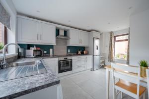 Köök või kööginurk majutusasutuses Anjore House - Belfast Serviced Apartment