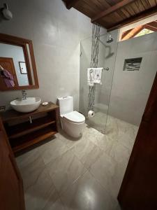 Ein Badezimmer in der Unterkunft Rio Quijos EcoLodge