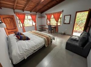 Ein Bett oder Betten in einem Zimmer der Unterkunft Rio Quijos EcoLodge