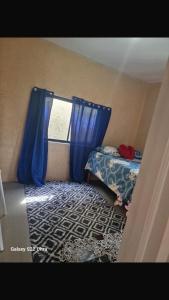 Uma cama ou camas num quarto em High Bed Ridge Studio-Balcony View