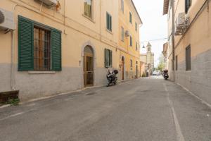 an empty street in an alley between buildings at L'originario Salviano Family Apartment in Livorno