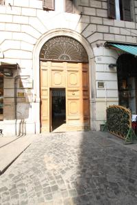 duże drewniane drzwi do budynku w obiekcie Hotel Rosetta w Rzymie
