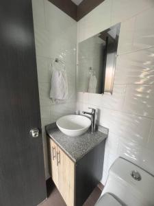 Ένα μπάνιο στο Lindo apartamento poblado 111