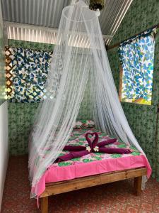 Ένα ή περισσότερα κρεβάτια σε δωμάτιο στο Te Fare Ninamu Maupiti