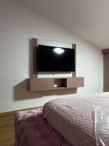 Μια τηλεόραση ή/και κέντρο ψυχαγωγίας στο Luxury Onyx Apartment +4 φωτογραφίες