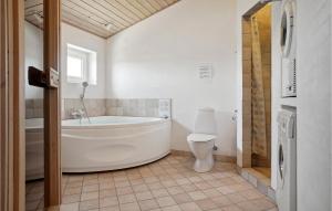 Koupelna v ubytování Holiday Home Ærenprisvej Thisted Iii + 15 fotografií