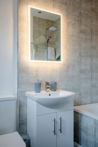 Vannituba majutusasutuses Anjore House - Belfast Serviced Apartment +38 fotot