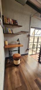 a room with a table and a stool and a desk at Apartamento Industrial tipo Loft in Circasia