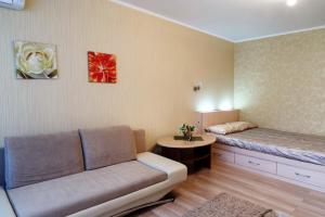 uma sala de estar com um sofá e uma mesa em Apartament Volga River em Saratov