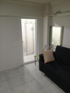 A seating area at Apart 71