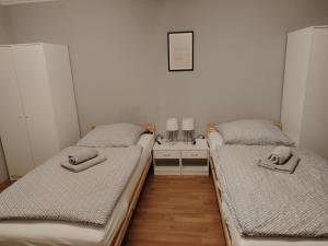 a room with two beds and a nightstand with at geräumige 4 Zimmer Wohnung mit Balkon in Altendorf