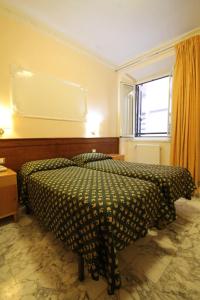 a bedroom with a bed and a window at Hotel Rosetta in Rome