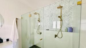 Bilik mandi di Moonee Retreat - 200m to beach and ocean reserve views +19 gambar