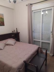 a bedroom with a large bed and a window at Casa Villa Duque in El Bosque