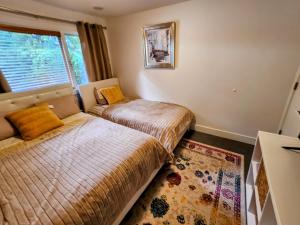 une chambre avec deux lits et une fenêtre dans l'établissement 2BD Guest Suite Sleeps 6 Near Downtown & Beach, à West Vancouver