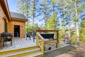 Balkón nebo terasa v ubytování Loon Lake View Newly Built Log Cabin with Fire Pit!