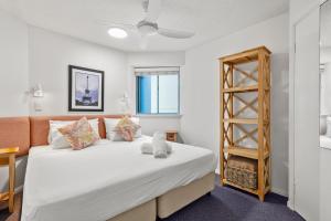 Rúm í herbergi á Malibu Apartments +37 myndir