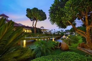 Сад в Bellis Deluxe Hotel & Heated for Winter Aqua Park