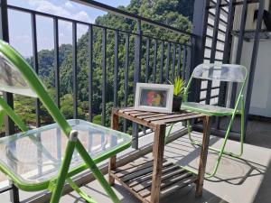 Sunway Onsen Signature Themepark Suites with Hotspring by IWH Suites的阳台或露台