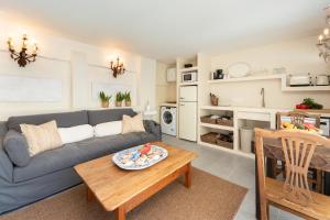 una sala de estar con un sofá y una mesa en La Casita de Tafira, en Tafira