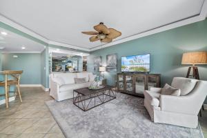 Χώρος καθιστικού στο Lighthouse on the Bay 2408-New-Bay Views w-Lazy River