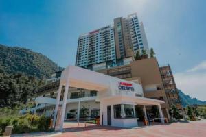 怡保Sunway Onsen Signature Themepark Suites with Hotspring by IWH Suites的一座大型建筑,有一座建筑