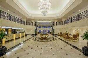 Лобби или стойка регистрации в Bellis Deluxe Hotel & Heated for Winter Aqua Park