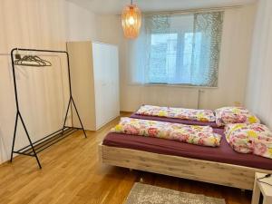 Postel nebo postele na pokoji v ubytování Happy Home near Airport with Free Parking