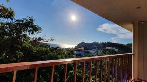 长滩岛Amor 2 Bedroom with Jacuzzi的天空中月亮的房子的阳台