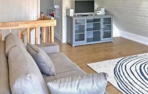 a living room with a couch and a tv at Ferienhaus Wandlitz in Berg