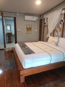 Rúm í herbergi á Baan I Ta Lay Koh Yao Noi