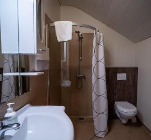 Koupelna v ubytování Gerdi Guesthouse + 37 fotografií