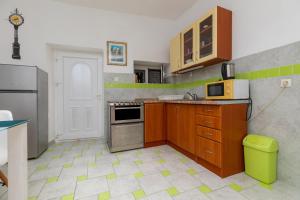 Η κουζίνα ή μικρή κουζίνα στο Apartments by the sea Igrane, Makarska - 23620