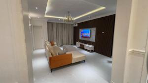 TV a/nebo společenská místnost v ubytování Grandwest Apartment Ajah