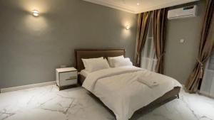 Postel nebo postele na pokoji v ubytování Grandwest Apartment Ajah + 15 fotografií
