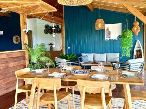 Khu vực ghế ngồi tại Villa Ô Karet, Vue mer panoramique et Piscine privée