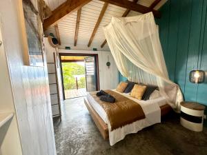 Giường trong phòng chung tại Villa Ô Karet, Vue mer panoramique et Piscine privée +49 ảnh