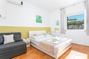 Postel nebo postele na pokoji v ubytování Apartments by the sea Pisak, Omis - 18141
