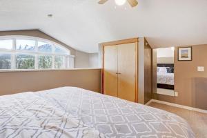 Ένα ή περισσότερα κρεβάτια σε δωμάτιο στο Cozy Condo with Epic Mountain Views, Parking, Air Con