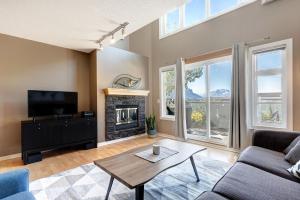 Μια τηλεόραση ή/και κέντρο ψυχαγωγίας στο Cozy Condo with Epic Mountain Views, Parking, Air Con