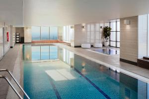 シドニーにあるMeriton Suites World Tower, Sydneyの眺めの良い建物内の大きなプール