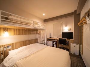 Postel nebo postele na pokoji v ubytování Super Hotel Kochi
