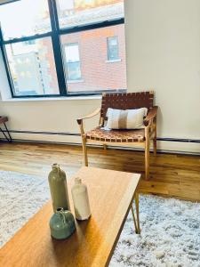 Sala de estar con banco y mesa de centro en Charming Hoboken, a few Minutes to Manhattan, en Hoboken 38 fotos más