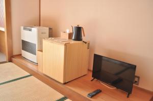 木曽町にあるロッジ三笠 Lodge Mikasaのリビングルーム(テレビ、ボックス付)