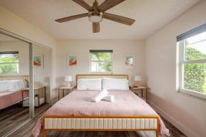 una camera con un grande letto e due finestre di Costa Bella House a Port Saint Lucie Altre 69 foto